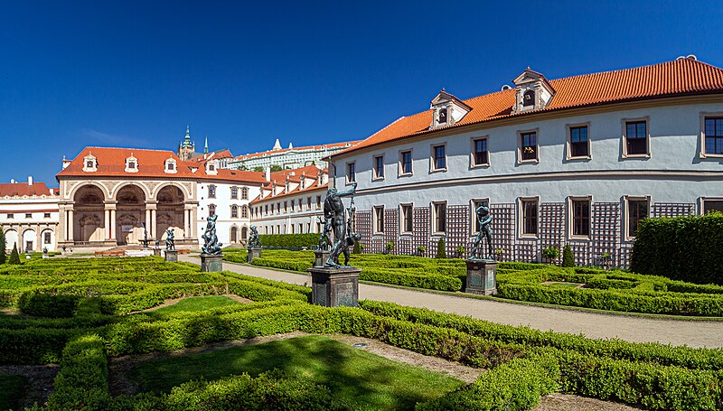 File:Malá Strana Valdštejnský palác ze zahrady 6.jpg