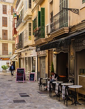 Mann in einem Straßencafé in Palma. Man in a street café in Palma.