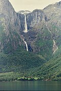 Mardalsfossen ved vannet