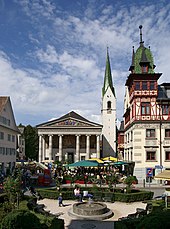 Der Dornbirner Marktplatz mit der Stadtpfarrkirche und dem Lugerhaus rechts.