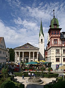 Der Dornbirner Marktplatz mit der Stadtpfarrkirche und dem Luger-Haus rechts.