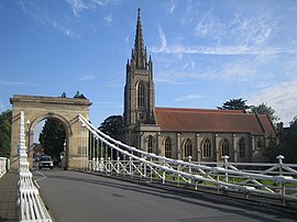 Hängebrücke und Allerheiligenkirche in Marlow