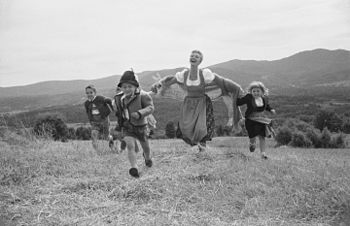 Mary Martin and children in a publicity photo, 1959 Mary Martin in The Sound of Music by Toni Frissell.jpg