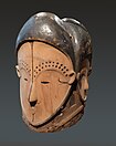 Masque heaume ngontang. Fang. République gabonaise, 19e s. Bois, pigments dont kaolin, laiton, fragment de miroir. H. 31 cm[43]