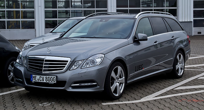 File:Mercedes-Benz E 250 CDI 4MATIC BlueEFFICIENCY T-Modell Avantgarde Sport-Paket (S 212) – Frontansicht (1), 3. Mai 2012, Velbert.jpg