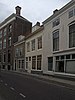 Huis met gepleisterde rechte gevel