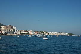 Ischia Ponte, escena en la que Ripley y Philippe llegan a Mongibello (con la casa de Marge en el extremo izquierdo)