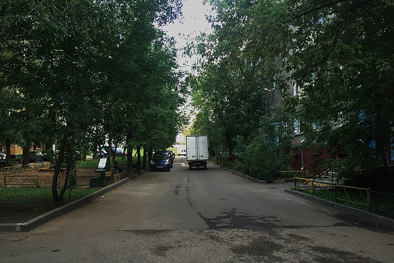 File:Moscow, driveway off Akademika Komarova Street (31264493640).jpg