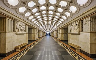 Le quai central de la station Elektrozavodskaïa du métro de Moscou. (définition réelle 7 423 × 4 639)