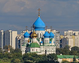 Vue à distance du monastère Perervinsky de Moscou 08-2016.jpg