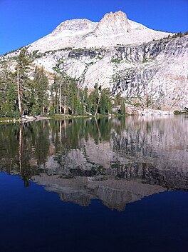 Gunung Hoffmann refleksi Dapat Lake.jpg