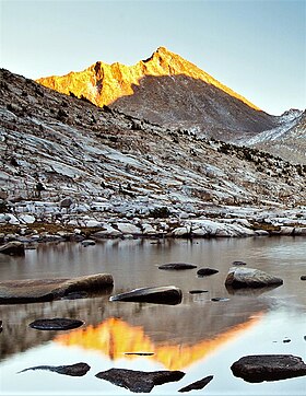 Mt.Fiske reflektierte Sapphire Lake.jpg