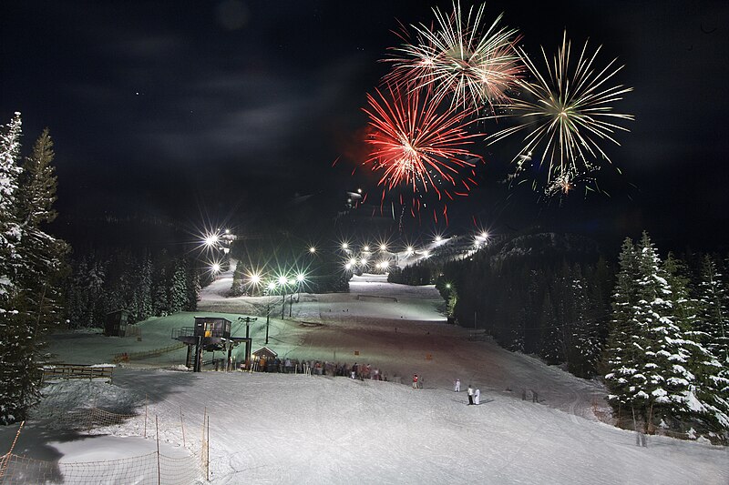 File:Mt Hood Skibowl Fireworks.jpg