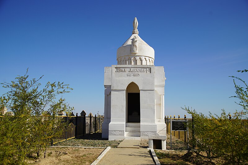 File:Murat Monkeuly Mausoleum.jpg