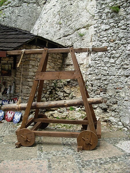 File:Museum in Ogrodzieniec Castle - catapult 01.JPG