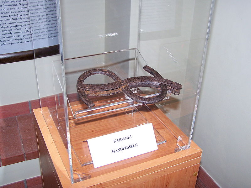 File:Muzeum Ziemi Lubuskiej - Muzeum Tortur - Kajdanki.JPG