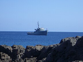 El NRP Schultz Xavier, de la Marina portuguesa, en las costas de la isla Salvaje Pequeña.