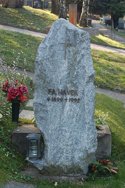 Hayek's grave in Neustifter Friedhof, Vienna