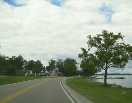 Вдоль западного. Сколько километров составляет дорога Lake Ontario State Parkway?. Что такое велосипедная дорожка Niagara Scenic Parkway?.