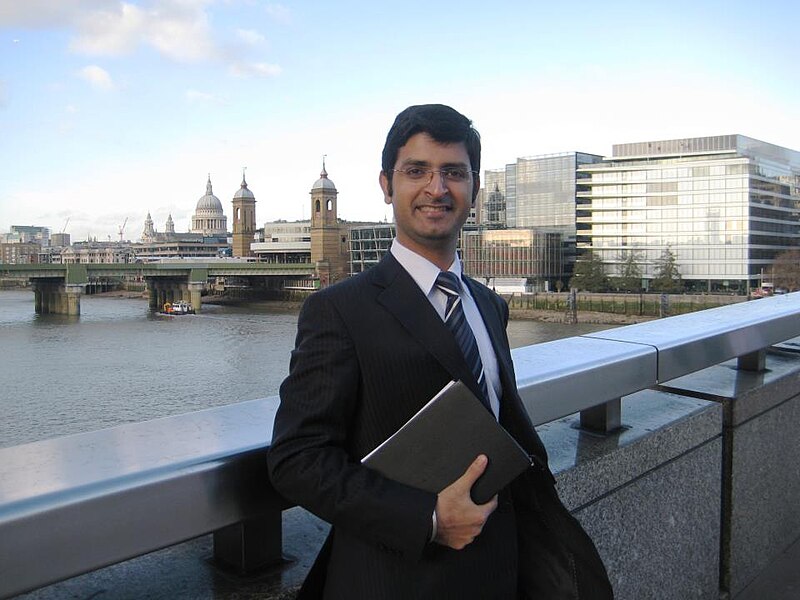 File:Nitin Saluja, London Bridge over the River Thames in London, May 2012.jpg