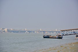 कोलकाता के काशीपुर घाट से ली गई चित्र, पृष्ठभूमि में, सामने निवेदिता सेतु और पीछे बाली ब्रिज दिख रहे हैं।