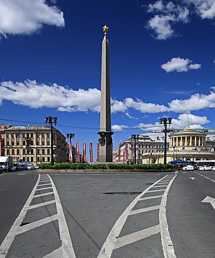 Obelisk zur „Heldenstadt Leningrad“ am Aufstandsplatz in St. Petersburg, Russland.