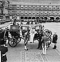 Miniatuur voor Bestand:Openingszitting Staten Generaal , koningin Juliana stapt uit Gouden Koets, Bestanddeelnr 926-6901.jpg