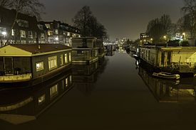 Oude Winschoterdiep met woonboten bij avond