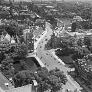 Overzicht vanaf de Westertoren over de Raadhuisstraat naar het zuidoosten; 1954.
