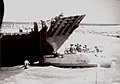 נגמ"ש דוחף ומסייע לפ-53 להיחלץ מהחוף המצרי לאחר העמסת הרק"ם