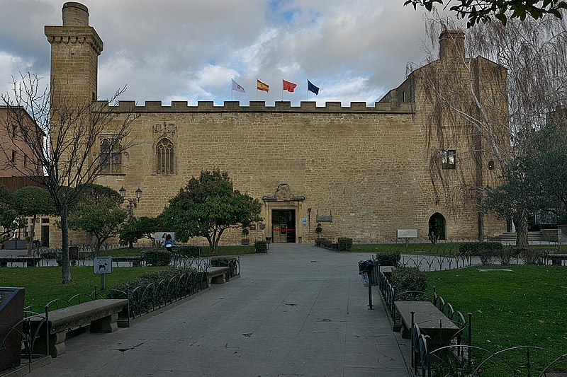 File:Palacio Viejo de Olite.jpg