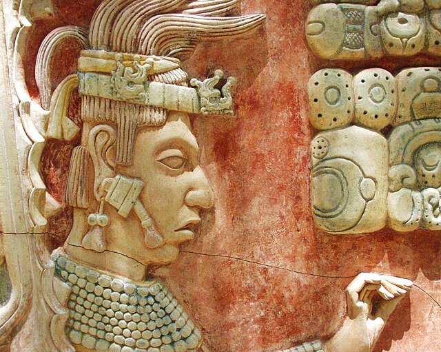 Le roi K'inich Janaab' Pakal II, bas-relief exposé au musée d'archéologie de Palenque (Mexique). (définition réelle 1 712 × 1 368*)