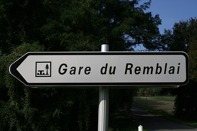 Panneau directionnel D21 (la Gare du Remblai) avec idéogramme ID11 (emplacement pour pique-nique)