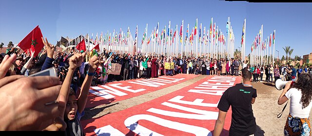 A "family photo" in 2016, organized by Greenpeace, at the entrance to the United Nations, with a banner reading "We Will Move Ahead". It highlighted t