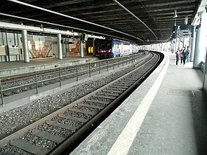 Bahnsteige mit ausfahrendem Zug der Linie C (2013)