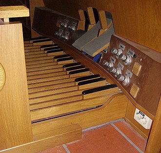 This photo of a BDO pedalboard shows the variety of other controls that are positioned near the pedalboard, including foot pistons and expression pedals. Pedalierdorgue2.jpg