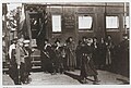 El convoy personal de Mai-Maevsky en la entrada del vagón del personal está bailando una lezginka.  Ferrocarril del Sudeste, 1919.