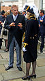 信任状を捧呈しバッキンガム宮殿から戻った英国駐箚ドイツ特命全権大使ペーター・アンモンと送迎した外交団次帥アンナ・クラウス。大使（左）は昼の正礼装であるモーニングコート、次帥（右）は正礼装である宮廷服を着用