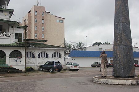 Camerounais photographiant la pagode de Douala