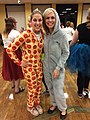 Frauen in Onesies (links mit Pizza-Dekor)