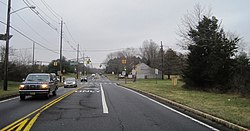 Гледайки на юг по пътя South Middlebush Road (CR 615), приближаващ се до Claremont Road (CR 648)