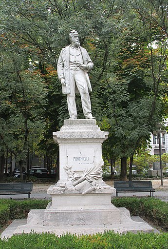 Мраморный памятник Понкьелли в городском саду Иоанна Павла II, в Кремоне.