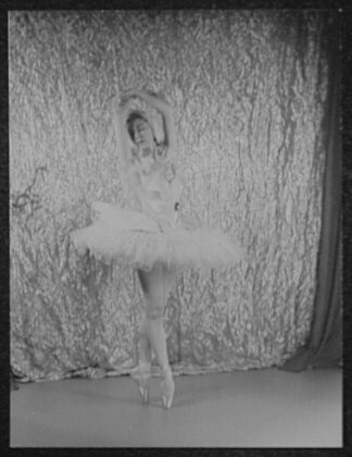 File:Portrait of Alicia Markova, "The Dying Swan" LCCN2004663271.tif