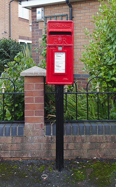 File:Post box at Kinnington Way, Backford Cross.jpg
