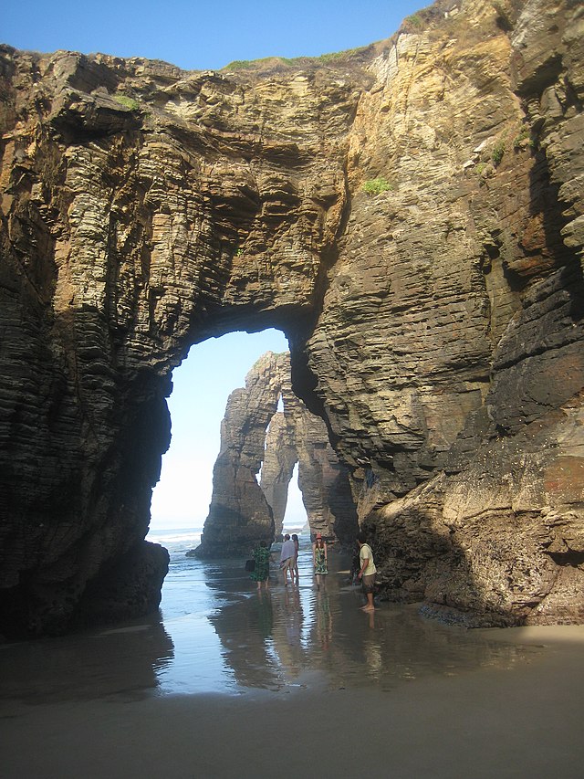 File:Praia_de_As_Catedrais_-_aroberts.jpg