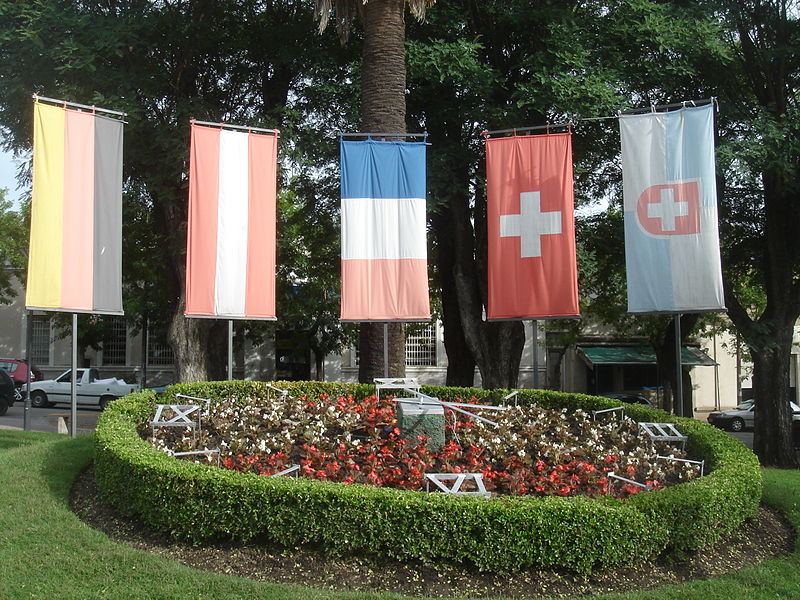 File:Reloj de flores y banderas en la Plaza de los Fundadores.JPG