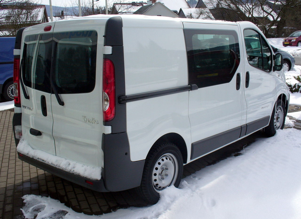 File:Renault Trafic II Kombi Phase II dCi 115 Polarweiß Heck.JPG