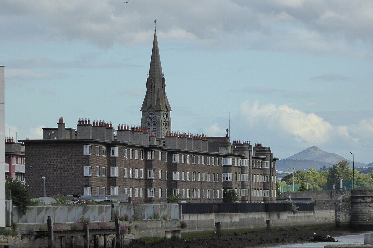 File:Whelan House, Ringsend, Dublin and Statue.jpg - Wikipedia