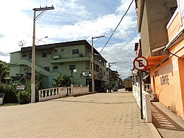 De straat rua Joaquim Dias de Moura in het centrum van Joanésia