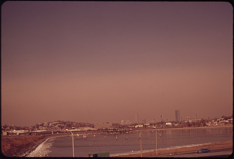 File:SMOG OVER BOSTON, 1-15 A.M., AT THE JUNCTION OF MORISSEY BOULEVARD AND THE SOUTHEAST EXPRESSWAY - NARA - 550014.jpg